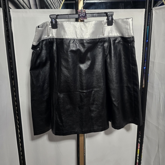 🍎 Faux Leather Contrasting Binding Pleated Mini Skirt Plus Size 2x / 20 - Picture 3 of 7